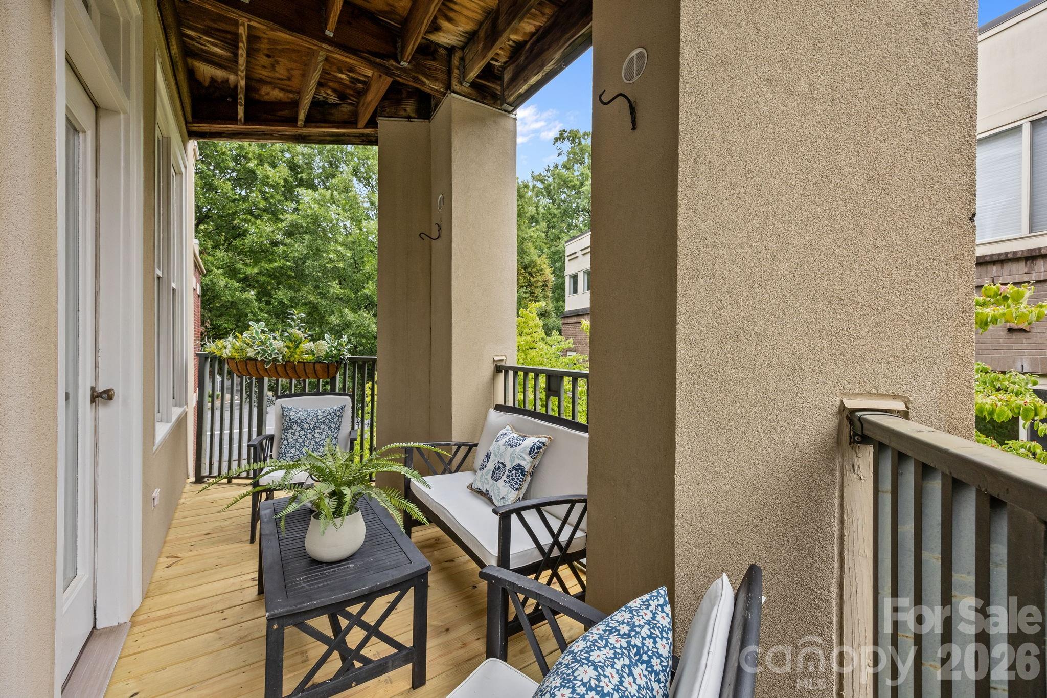 416 Queens - Residential