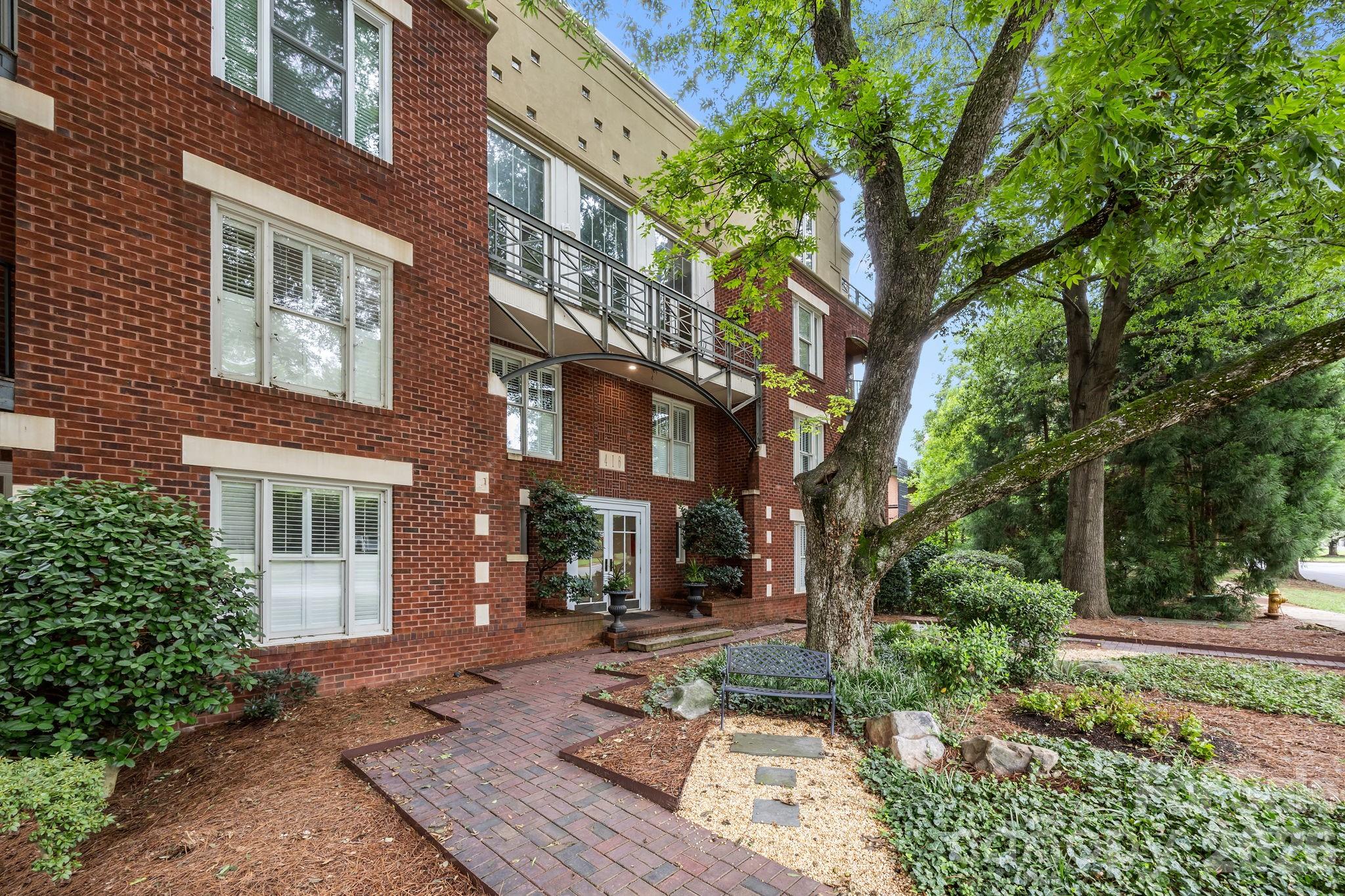 416 Queens - Residential