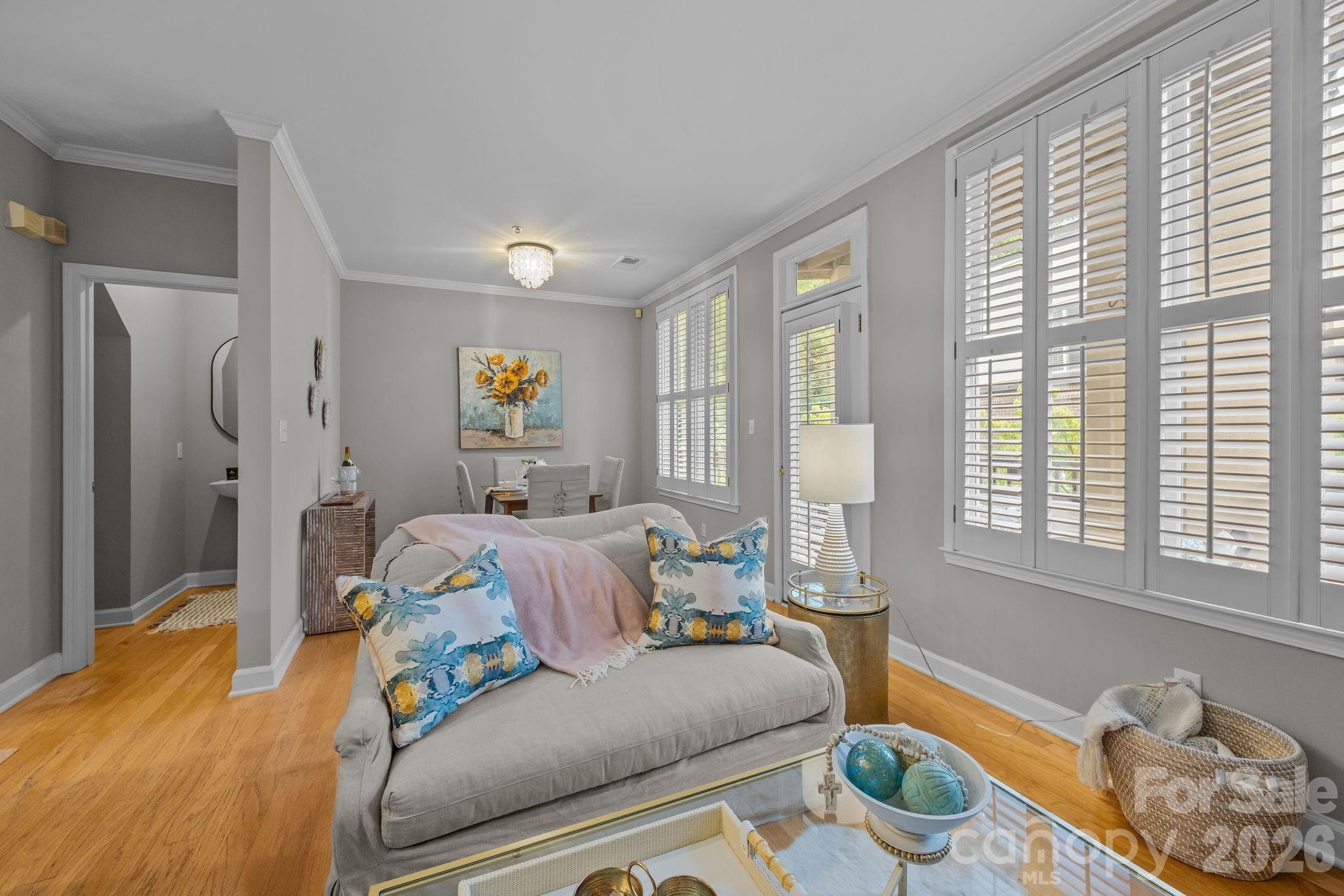 416 Queens - Residential