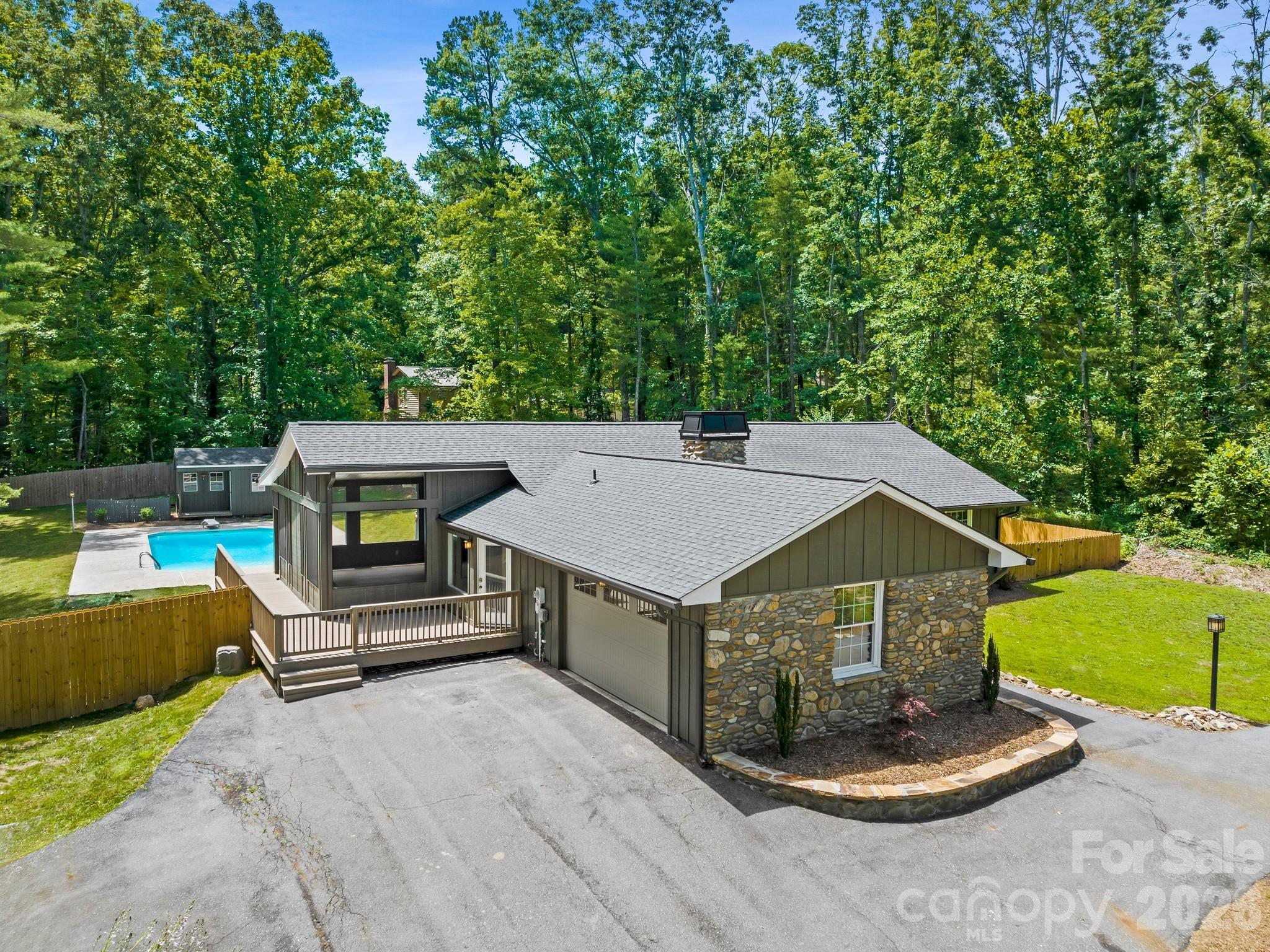 26 Glen Cove Road