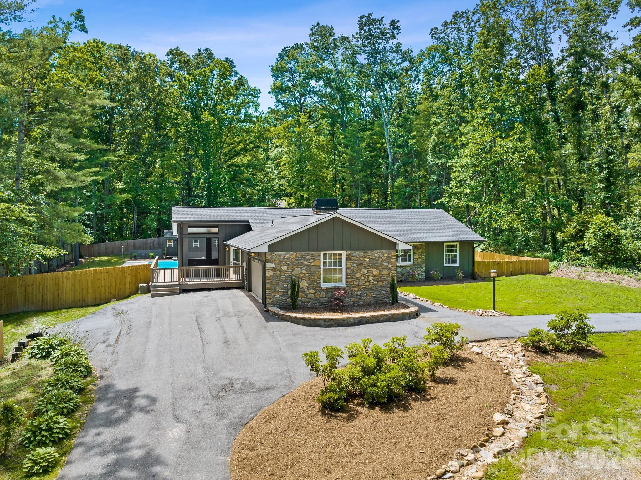 26 Glen Cove Road