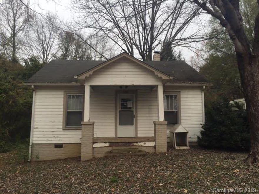 Perfect opportunity for the investor or first time buyer. Nice 2 bedroom 1 bath home just outside downtown Morganton. Conveniently located to recreation centers, Catawba Meadows park, the Greenway nature park and plenty of dining and entertainment options. Perfect for a first time buyer or investor.