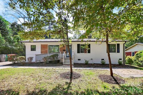 Photo of 2038 Sandhurst Drive, Charlotte, NC 28205 (MLS # 4382619)