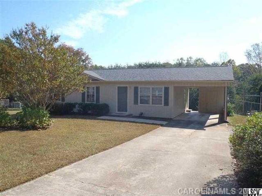 This charming single level home is conveniently located near US-321 and has been extremely well maintained. With 3BR/1.5BA home features functional floor-plan with a spacious eat-in kitchen and living room with laminate hardwood flooring. Main level laundry room. The back deck overlooks the expansive back yard. Single attached carport  & storage building. New roof! Great home for the price!