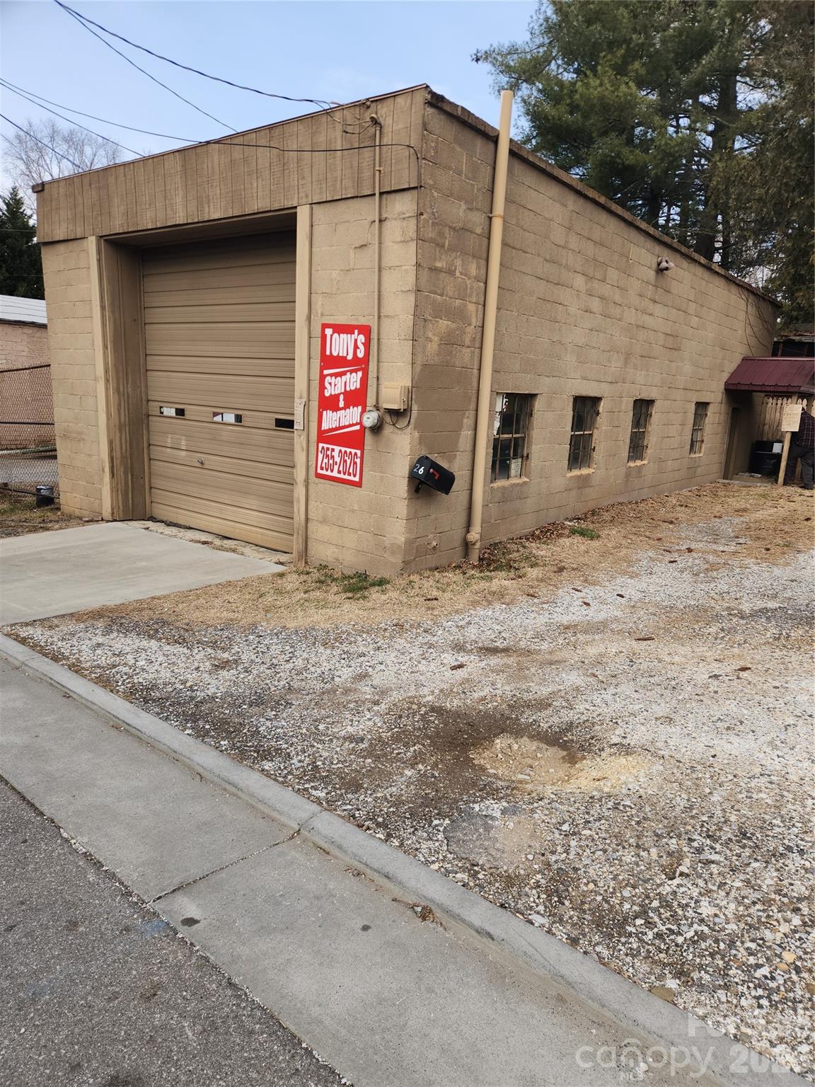 Main image without alt text