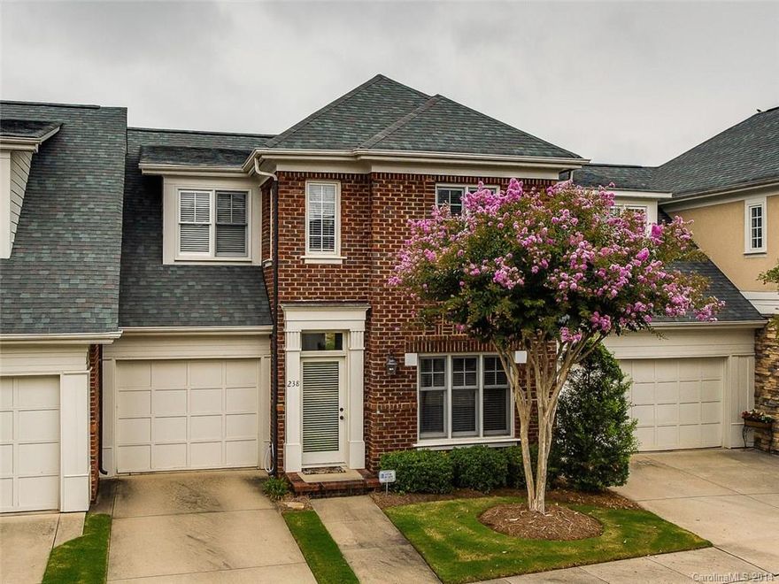 Beautiful unit located in the desirable Cotswolds. Unit has neutral paint throughout and hardwoods throughout main level Open kitchen with SS appliances and granite. Large master suite with walk-in custom closet. Minutes to Uptown or SouthPark.