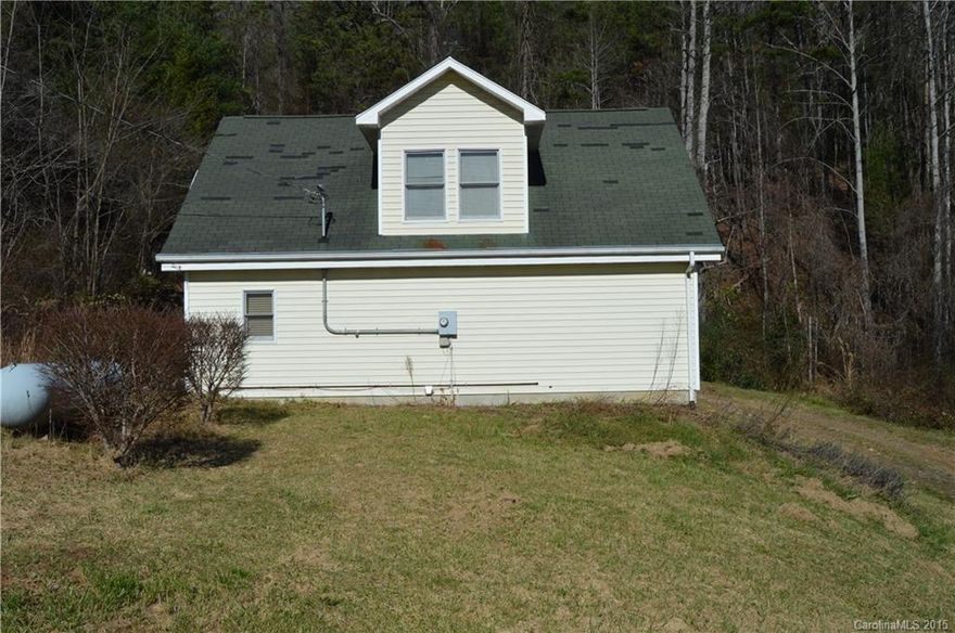 Adorable 2bd/2bth cottage with a beautiful
view. 1320 sq ft on 1.28 acres. A very peaceful and quiet location but only ten minutes
from Gerber Village and all S Asheville has to offer. This house is in great shape and
will have a new roof soon. The property has an additional building site with even better
views so you could make this home a quest home or rental.