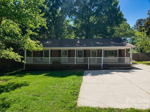 Photo of 900 E John Street, Matthews, NC 28105 (MLS # 4370115)