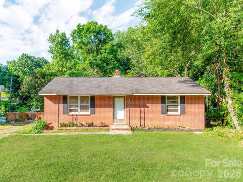 Photo of 814 Wilbrown Circle, Charlotte, NC 28217 (MLS # 4384446)