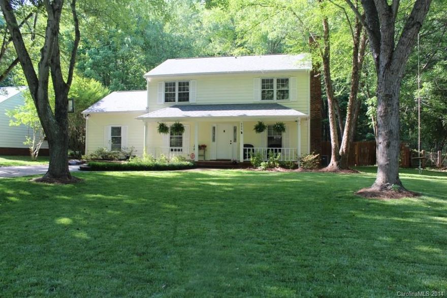 A TREASURE! Wonderful Location!  Great Neighborhood!! Spacious Floor Plan; Mature Trees, BEAUTIFUL Landscaping w/ FENCED Backyard! Perfect for Entertaining!  Laminate Floors in Great Room & Dining Room; Wainscot in Kitchen & Dining Room!   Stainless Appliances. Beautiful Large Deck!! Perfect Southside Location; Minutes from Arboretum, Southpark, Ballantyne, Uptown, and Independence!