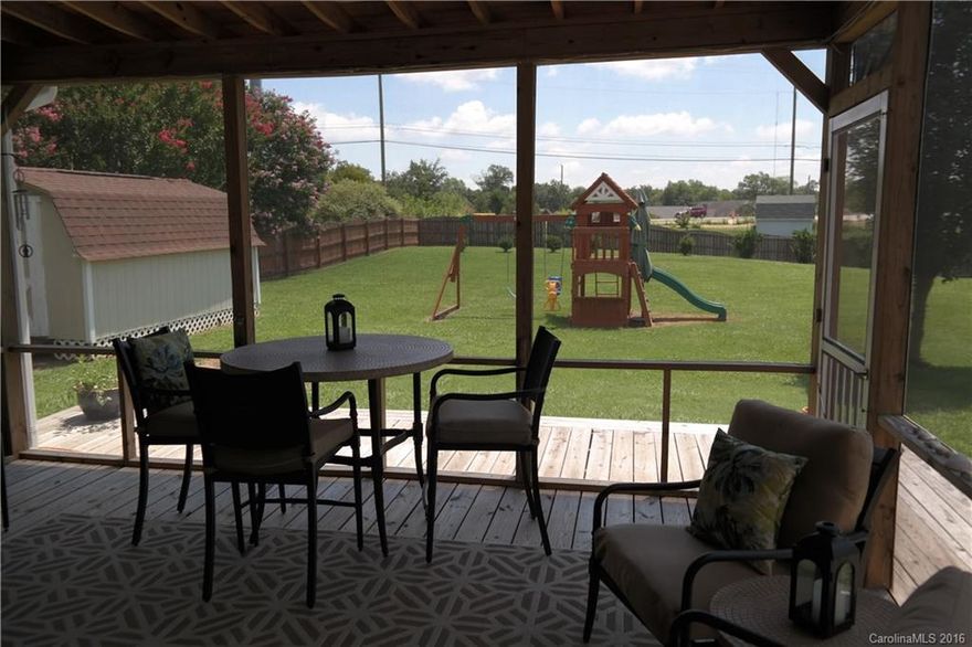 !!! CUL-DE-SAC STREET, LARGE COVERED FRONT PORCH & HUGE FENCED BACKYARD !!! Split Bedroom Floor Plan / Beautiful strand bamboo flooring / Great Rm has 10' ceilings, Gas fireplace + New glass doors to 13x16 Screen Porch, Deck & Storage Bldg / 20' Kitchen-Breakfast has Solid Surface Countertops, Large 42" Cabinets / Dining Rm has 12" Ceilings / Master bdrm has Trey Ceiling + Nice Bathroom = Garden Tub & Separate Shower + Dual Closets / Security System / 1 year Home Warranty for New Homeowners.