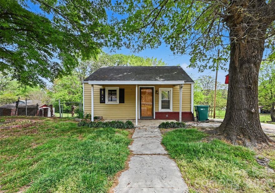 SINGLE-FAMILY HOUSE PLUS ADJACENT LOT WITH BUILDING POTENTIAL
Ideal for investors or buyers seeking a project, including first-time homebuyers looking to personalize a property. Home plus adjacent lot included.

Single-family home offering a functional layout with well-proportioned living areas and flexible space to make your own. Outdoor areas provide potential for relaxing or entertaining. Conveniently located near local shopping, dining, and everyday essentials, with easy access to downtown Albemarle. This property offers a great opportunity for those seeking value, versatility, and long-term potential.