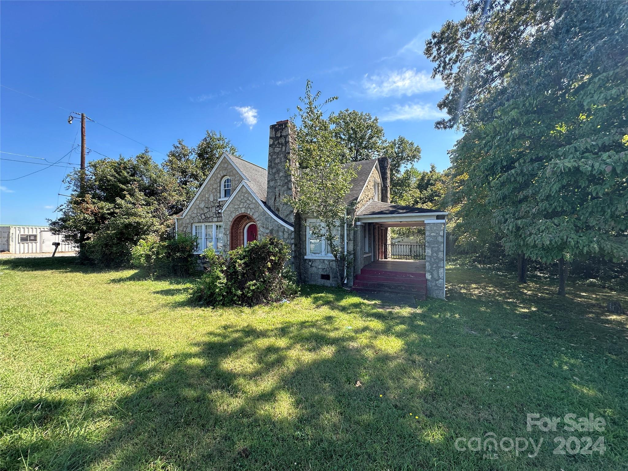 Main image without alt text