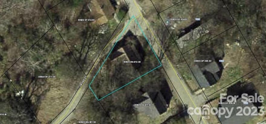 Attention developers and investors! This prime piece of land is now available for sale.  This property offers possibilities for development. The lot offers flexibility and the opportunity to build your dream project. Don't miss out on this opportunity. Contact us today for more details and to schedule a viewing!