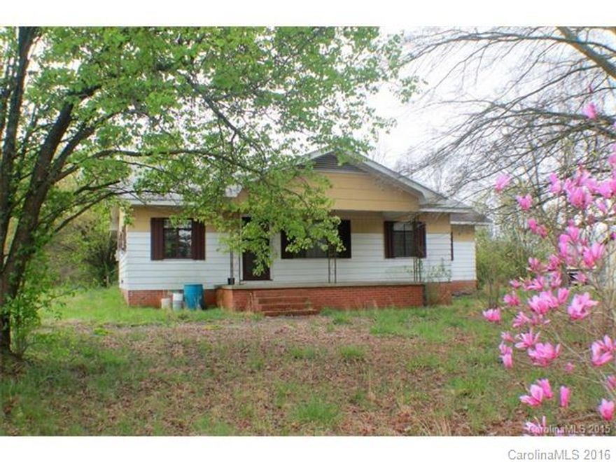 Cute Bungalow with 1260 sq foot of living area, 3 bedroom 1 bath home situated on a beautiful 4.7 acre tract of land with small pond and multiple outbuildings.  Country living at its best.  Come take a look!  Showings begin 4/4/2015.