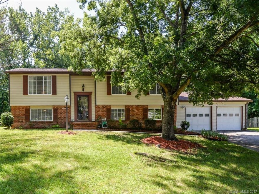 Location! Location! Location! Great schools in this updated move in ready home. Well maintain home sitting on a .061 acres on a quiet cul-de-sac.  Many upgrades through out including the master bath and Jacuzzi tub. Upgraded stainless steel appliances in the kitchen. Hardwood floors in the Living room and gas fireplace in the den. Large utility room coming in from the 2 car garage. A tremendous value awaits!