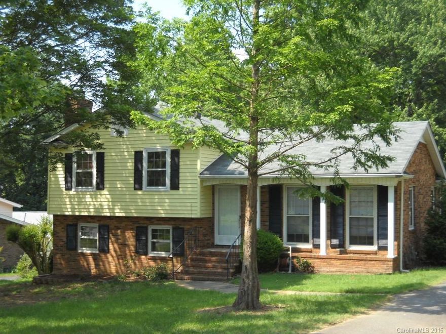 Great Home, Great location close to UNCC. This home has 4 bedrooms, 3 baths ready for immediate occupany.  This homes is minutes from downtown and all the major interstates.