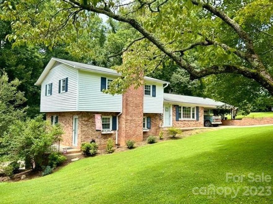 Affordable price on this spectacular 4 BR, 2 bath home located off Highway 321 in Lenoir.  Just a short drive to downtown Lenoir, Hickory or Blowing Rock!  This well-maintained home is located in a great neighborhood and possessing many of the features you will be looking for in a home.  There is a large, updated kitchen area for cooking, double carport for car storage, (2) heat pumps, architectural roof, and fireplace in the basement area den!
With a brick and vinyl exterior there should be limited maintenance.  In addition to the den in the basement, you will find a living room on the main level, as well as the kitchen and eating area.  The upper most level of the tri-level consists of 3 bedrooms and one well sized bathroom.  The basement area has the laundry area, den with the fireplace, and one bedroom (could be an office or game room).  At some point the windows have been replaced by a previous owner.  Great opportunity to buy at an incredible price point!