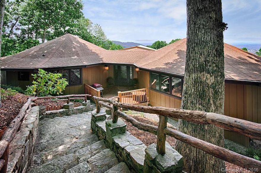 This Arts & Crafts style home rents furnished. The 3BR, 3.5BA home is flooded w/natural light. Living area has a peak ceiling & windows. Dining area is glass on 3 walls, & sliding doors to screened deck & stunning views. Kitchen has granite, stainless steel appliances, & bfast bar. BRs at one end of house, w/2.5 baths; 3rd BA off LR. King master w/sliding doors & access to deck. 3 car prking -no garage. 5 min. to DT AVL, 10 min to Blue Ridge Pkway, 8 min to  Biltmore Estate, 25 min to Airport.