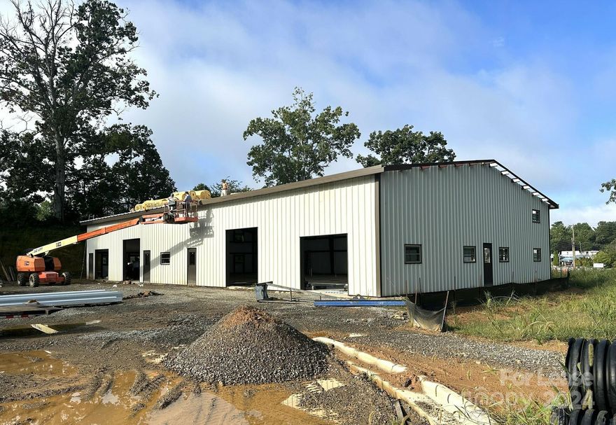 5-new Industrial Flex units available for Lease in Weaverville, NC. The flex building is 6,900 sf and allows for configurations as small as 1,380 rentable sf to as large as 6,900 sf. The 6,900 SF building can be divided into five, 1,380 rentable sf units which can be combined into 2,760 RSF, 4,140 RSF, and 5,520 RSF sized spaces (please inquire about unit/configuration availability). The endcap units offer 1,200 SF of open space, while the in-line units offer 900 SF of floor space and 300 SF of mezzanine. The property offers a highly convenient location, easy access, and infrastructure. Amenities include drive-in doors (8' to 10'), high ceilings (16' to 22'), full HVAC, gas heat, water and sewer access, onsite parking, and high street visibility. There is shared men's and women's restrooms via a shared interior corridor. Each unit is plumbed to accommodate its own sink if required. 3 Garrison Rd is currently under construction, with anticipated delivery in Nov 2023.