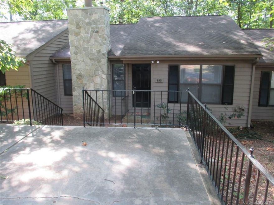 Dogwood Hills one level condo with 2 bedrooms and one bathroom, in excellent condition. Freshly painted. Located in a quiet neighborhood. Close to major highways and shopping. 20 minutes to Charlotte & airport.