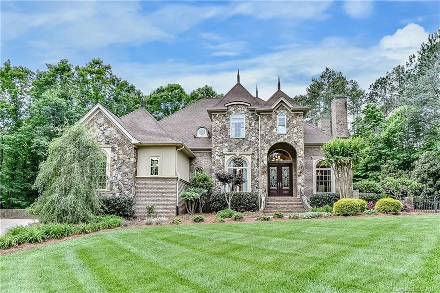 A gorgeous custom home designed for entertaining w/countless upgrades. Indoor/outdoor living w/scrnd,covered/uncovered porch made for relaxing. Tranquil setting abuts conservancy. Huge walk-out basement w/11' ceiling,wet bar,gym room, full BA & paver patio. 1st flr chef's KT w/BK nook open to FR, DR, SR/Ofc, MBR suite & laundry. 2nd floor: 4 rms w/walk-in closets including a 2-rm guest suite & princess suite w/dream dressing rm/closet. Triple crown molding, coffered ceiling & storage galore.