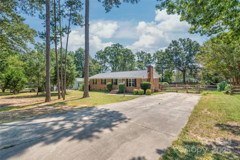 Photo of 15350 Catawba Circle S, Matthews, NC 28104 (MLS # 4298889)