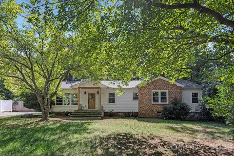Photo of 6213 Sharon Road, Charlotte, NC 28210 (MLS # 4384374)