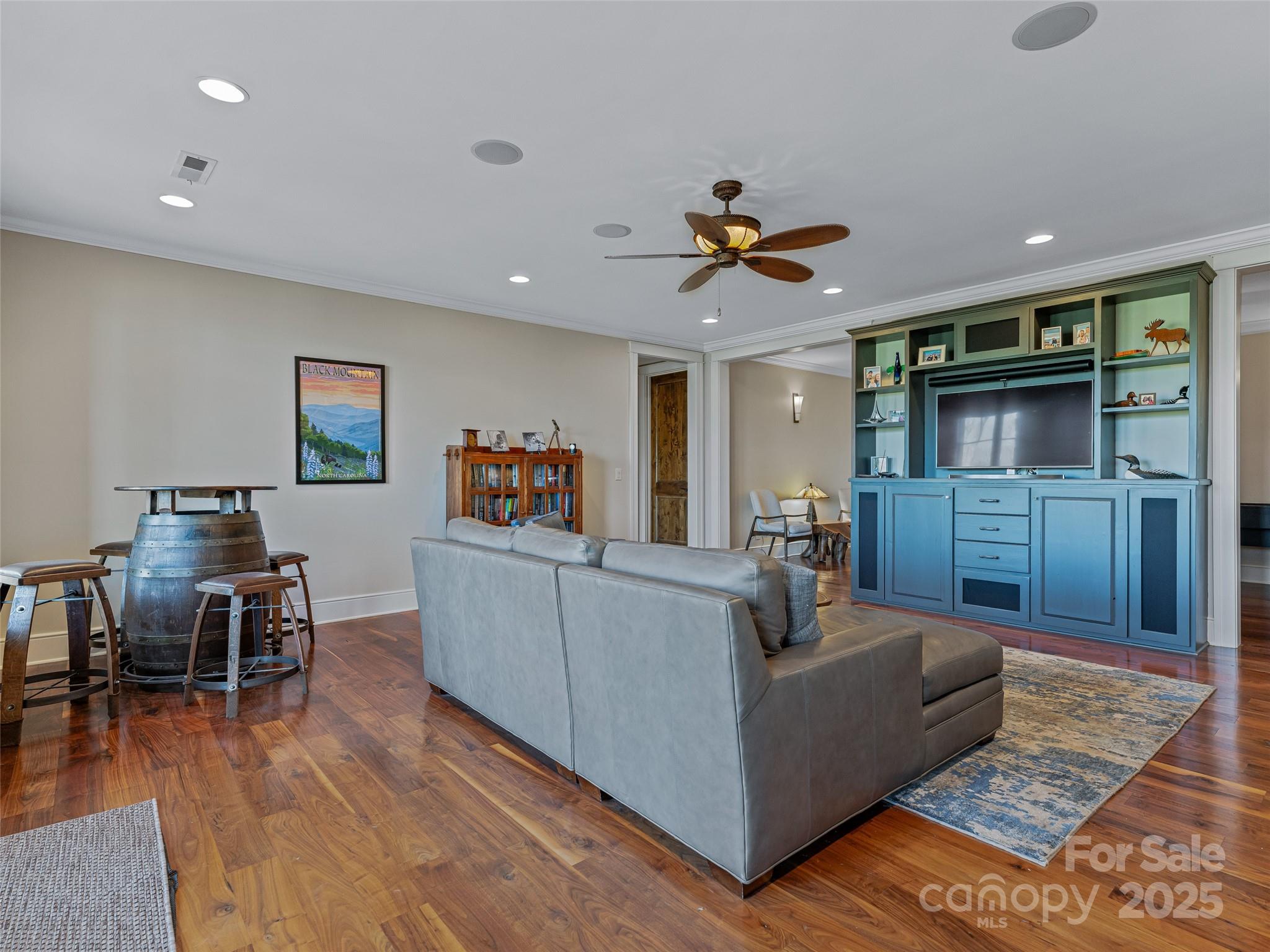 The Settings Of Black Mountain - Residential