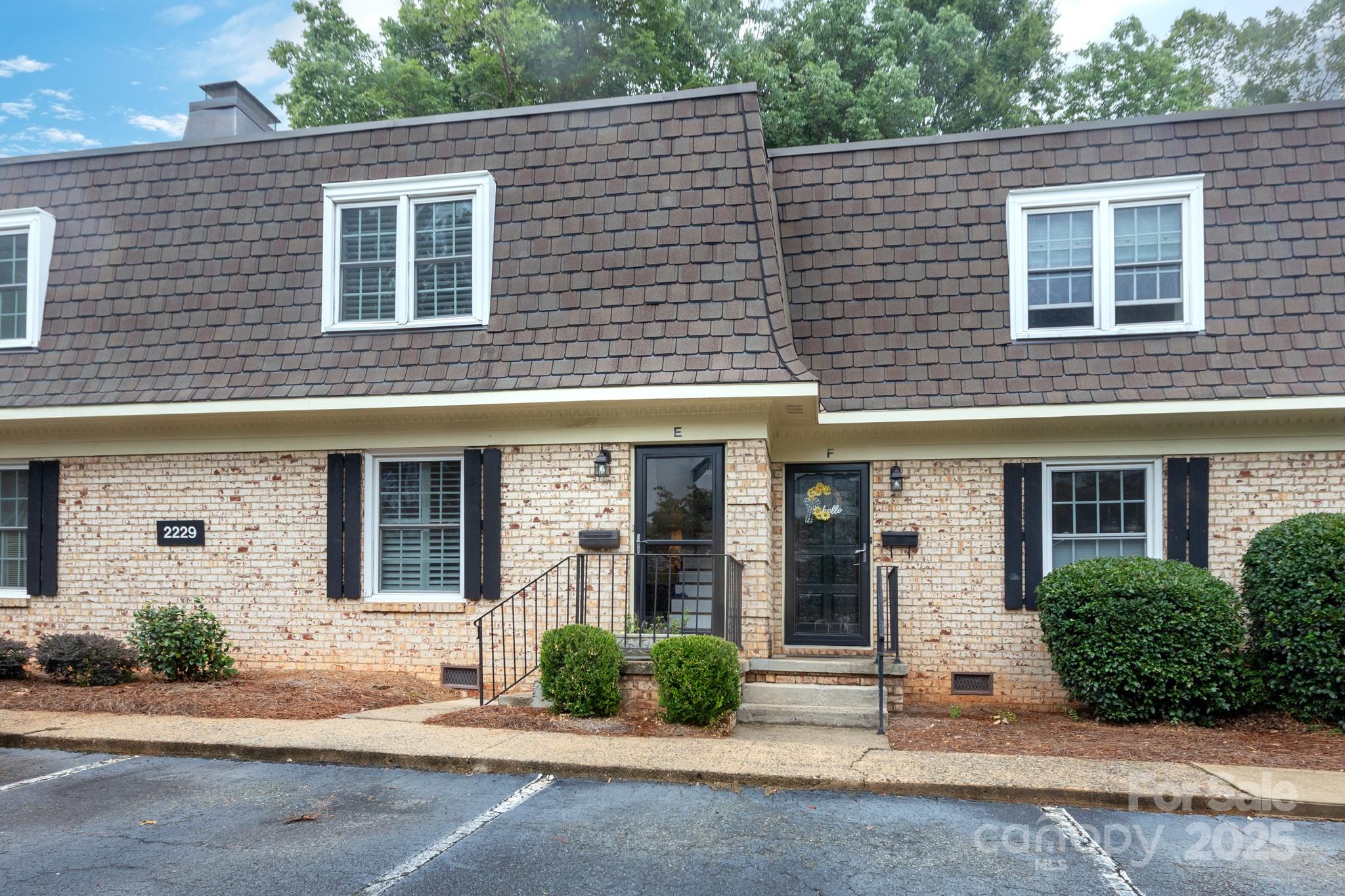 2229 Rexford Road E