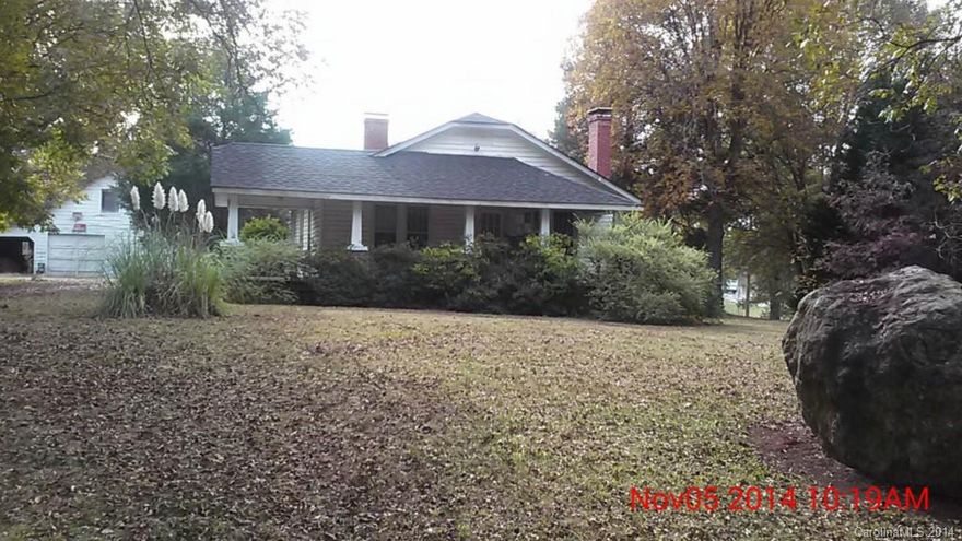 *** Agents see Agent Remarks Section*** NICE SIZE ROOMS, FIRE PLACE IN FAMILY ROOM, EAT IN KITCHEN, GOOD SIZE LOT/ OLD  WELL NOT WORKING IN BASEMENT