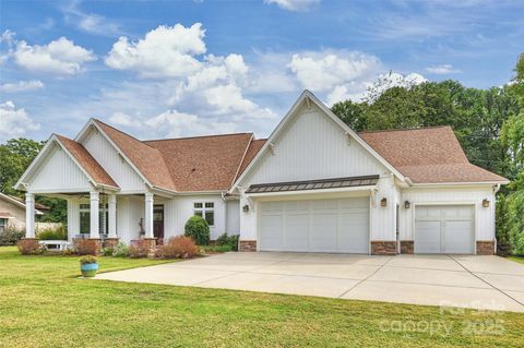 Photo of 21228 Lakeview Circle, Cornelius, NC 28031 (MLS # 4310629)
