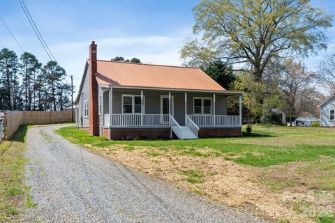 Photo of 2106 Statesville Highway, Mooresville, NC 28115 (MLS # 4364024)