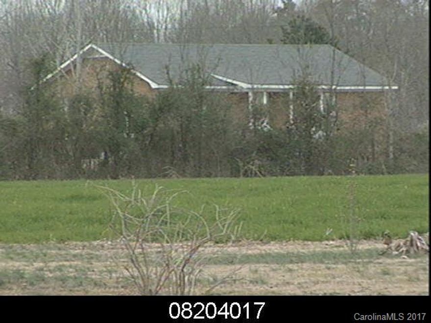 Brick Home, very secluded. There is a private pond about 3 acres.  Just painted and new carpet, almost all new windows.

Need credit approval to determine the amount of deposit.