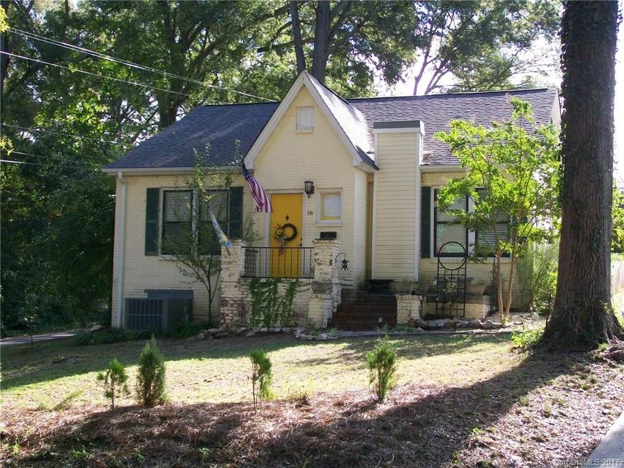 Wonderful brick home close to downtown.  hardwoods and 2 bedrm down, 2nd bath and 2 bedrooms upstairs.  New HVAC in 2016, Stainmaster carpet upstairs 2016, fenced rear yard, New gutter , treated and bonded with Orkin 2016.  
Cute as can be! ***Notice*** Parking and driveway is off Victory Lane*** Do not block or use neighbors drive on the right of home****
