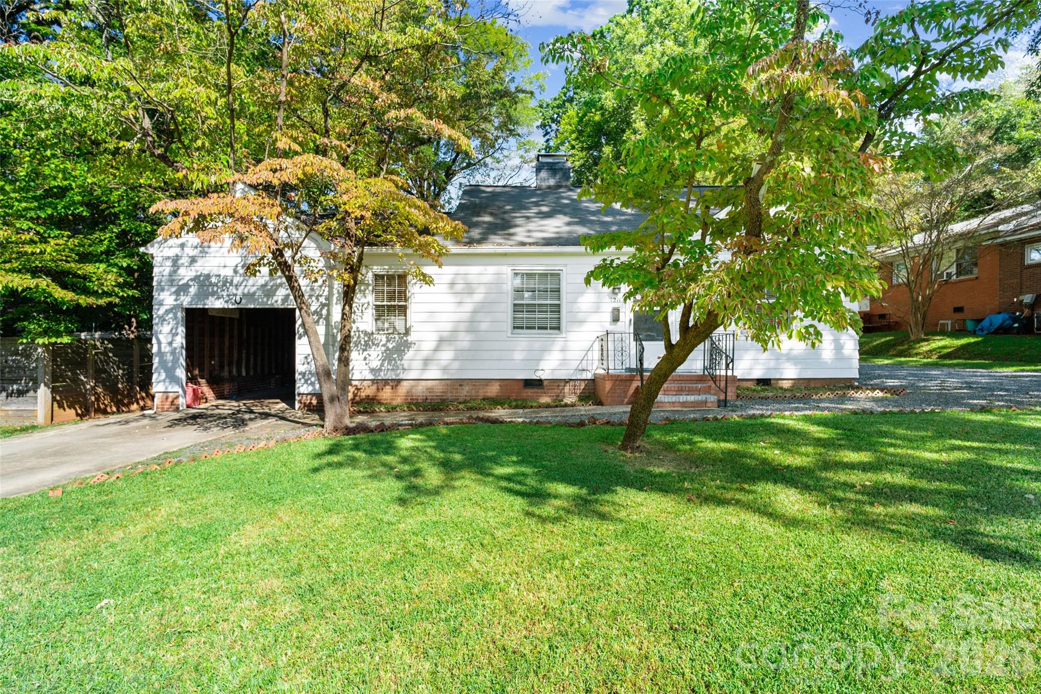 1211 Woodland Drive