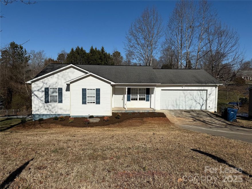 Three bedroom, two bath ranch style home in Sunset Hills area of NW Hickory.

Open floor plan, eat in kitchen, deck off the back overlooking the back yard.

Bedrooms are a good size with nice closets and great natural light.