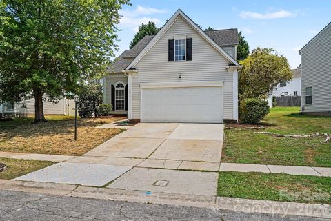 Photo of 5615 Waverly Lynn Lane, Charlotte, NC 28269 (MLS # 4389164)