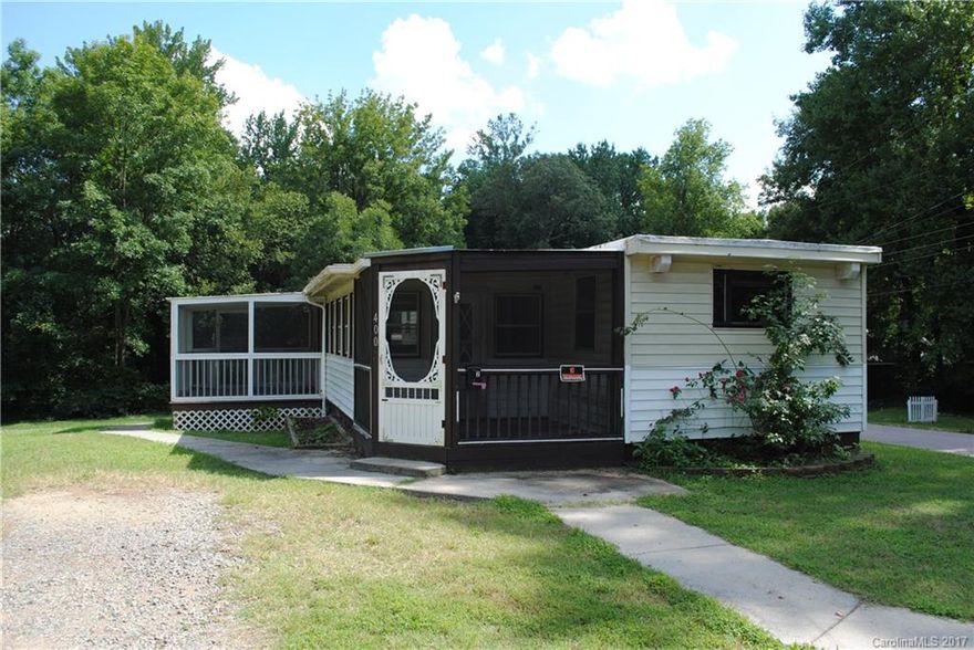 2 bed/ 1 bath on a corner lot. 2 screened porches. With some TLC will be great to live in or investment. 3 storage buildings.