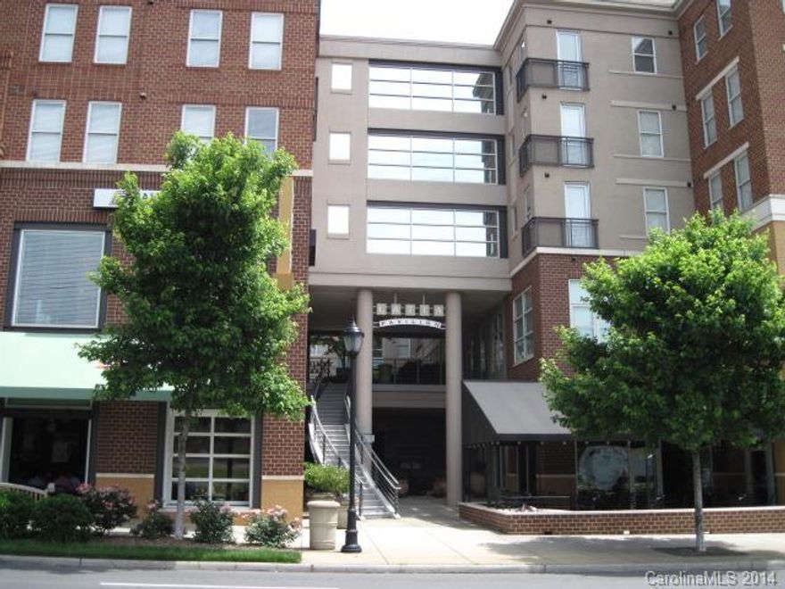 Great location. Hardwood floors, rooftop terrace, and only a block away from CMC. Close to Uptown, restaurants, night life, and park all within walking distance.