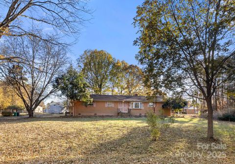 Photo of 1801 Gemway Drive, Charlotte, NC 28216 (MLS # 4323078)