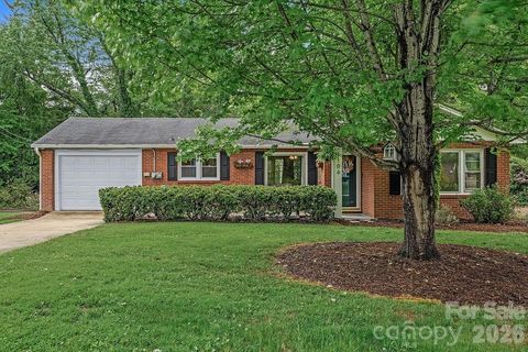Photo of 1106 Cherokee Drive, Hendersonville, NC 28739 (MLS # 4374170)