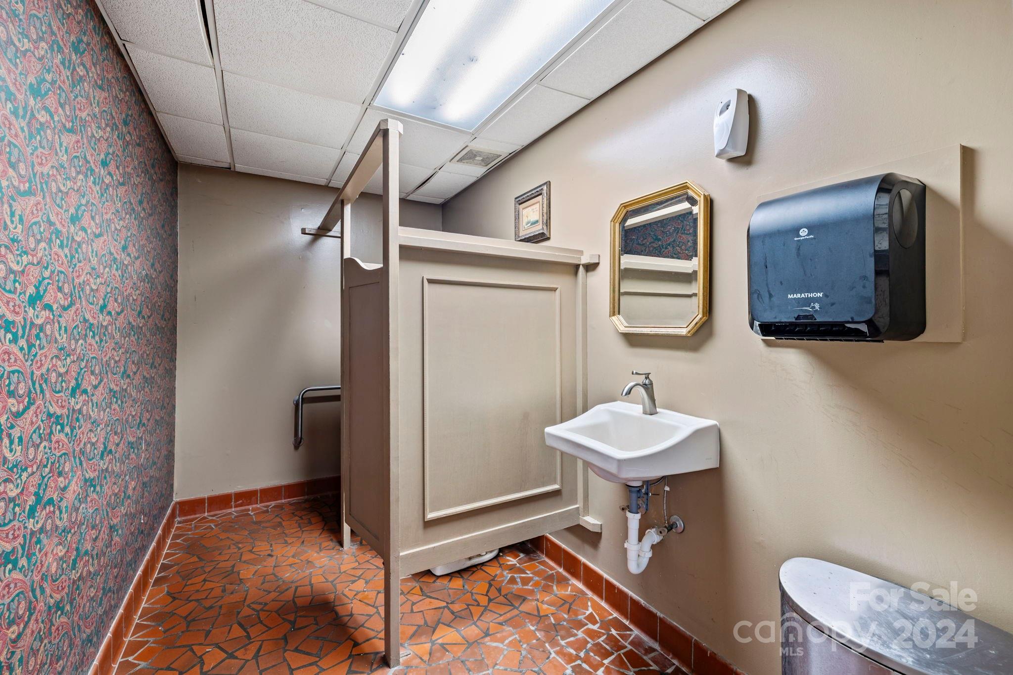 Main image without alt text