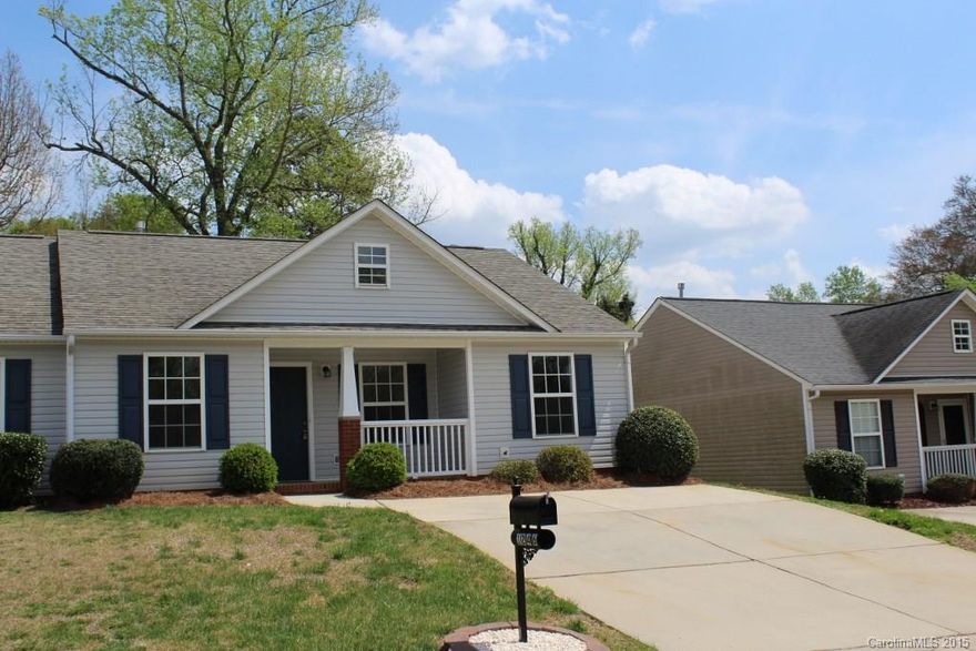 This Townhome is specious and move ready.  3 bedrooms, 2 full baths, large master walk in closet.  Open floor plan, located in a growing area of Rock Hill SC.  End unit one story.  Make your appoint to view this awesome home today.
