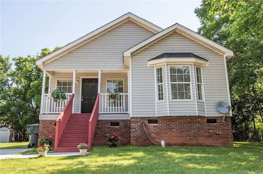 Welocme home, as you walk up to the beatuiful front porch of this newly remodled home. With all new flooring throught the home. Updated kitchen with all new stainless steel appliances. Large Garden tub in the master bath, with a seperte walk in shower and dual vanities. Walking distance to Historic down town York where you can enjoy local shops and the cafe.