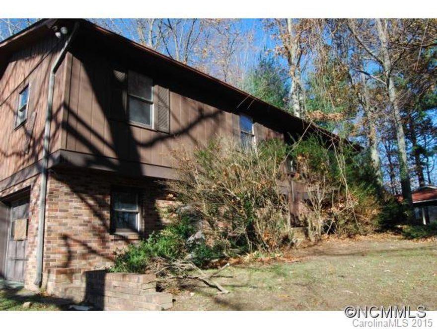3BR/2BA home in Hendersonville minutes from entertainment, dining and shopping. Large open living and dining room. Huge family room downstairs with grand fireplace. Single car garage and detached single garage with workshop are and storage space!This is a FannieMae Homepath property.