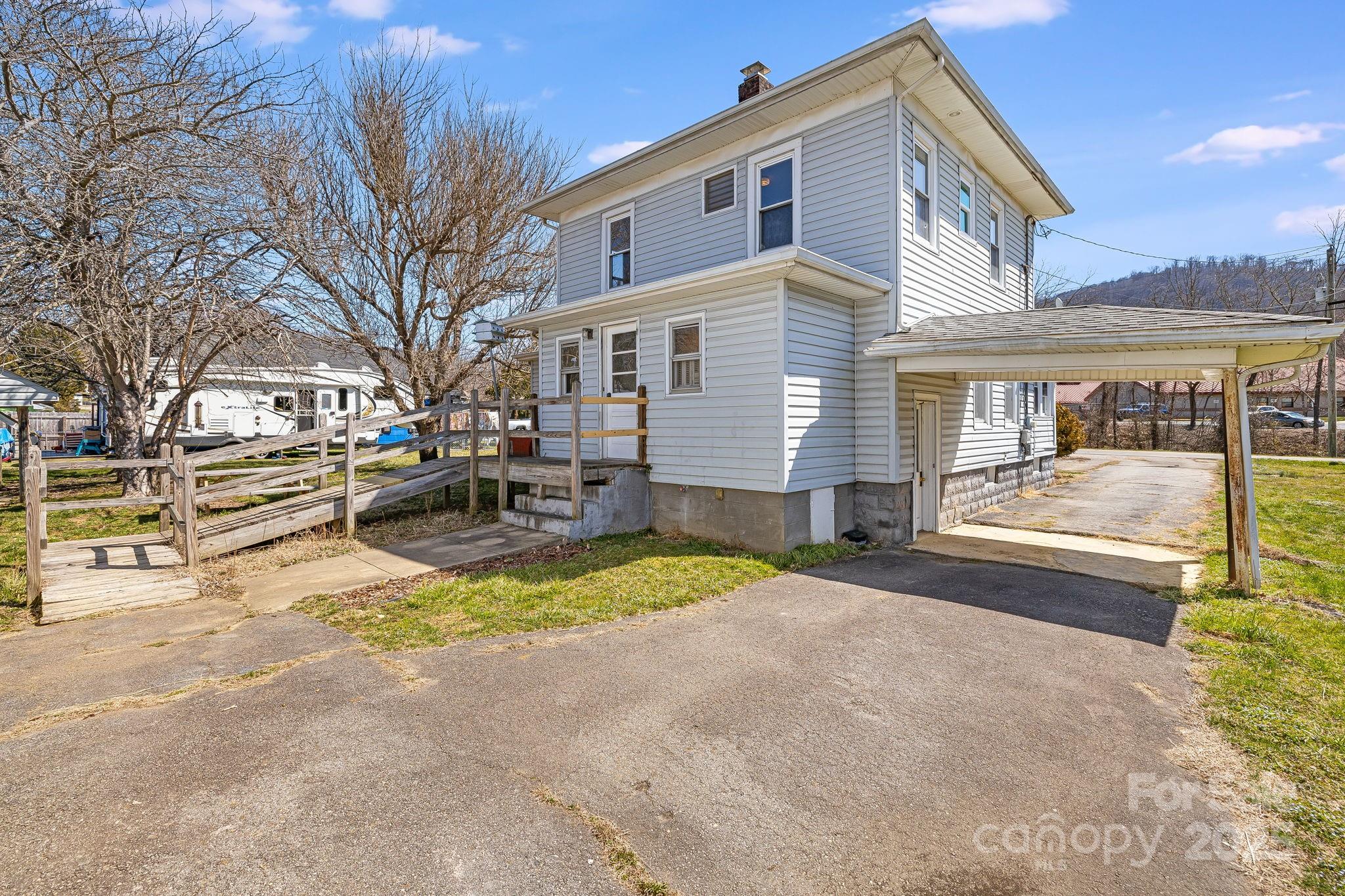 Clyde, North Carolina 28721, United States, 3 Bedrooms Bedrooms, ,2 BathroomsBathrooms,Residential,Under Contract,89127