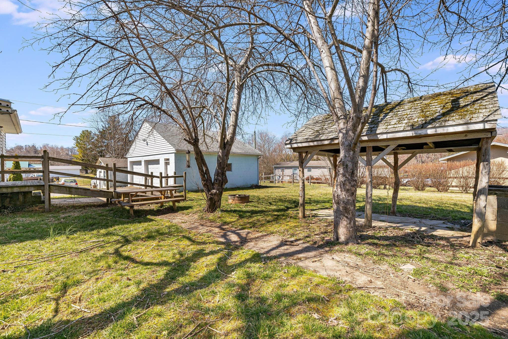 Clyde, North Carolina 28721, United States, 3 Bedrooms Bedrooms, ,2 BathroomsBathrooms,Residential,Under Contract,89127