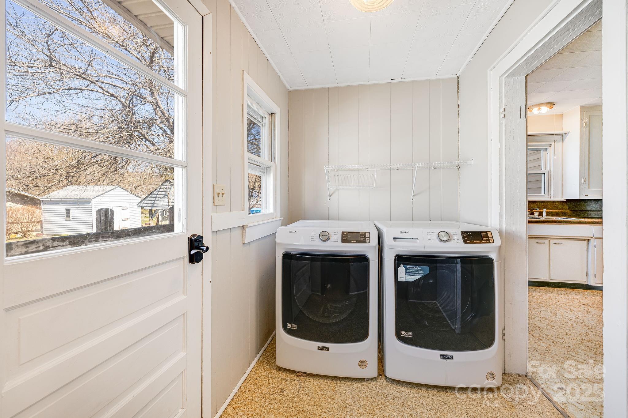 Clyde, North Carolina 28721, United States, 3 Bedrooms Bedrooms, ,2 BathroomsBathrooms,Residential,Under Contract,89127