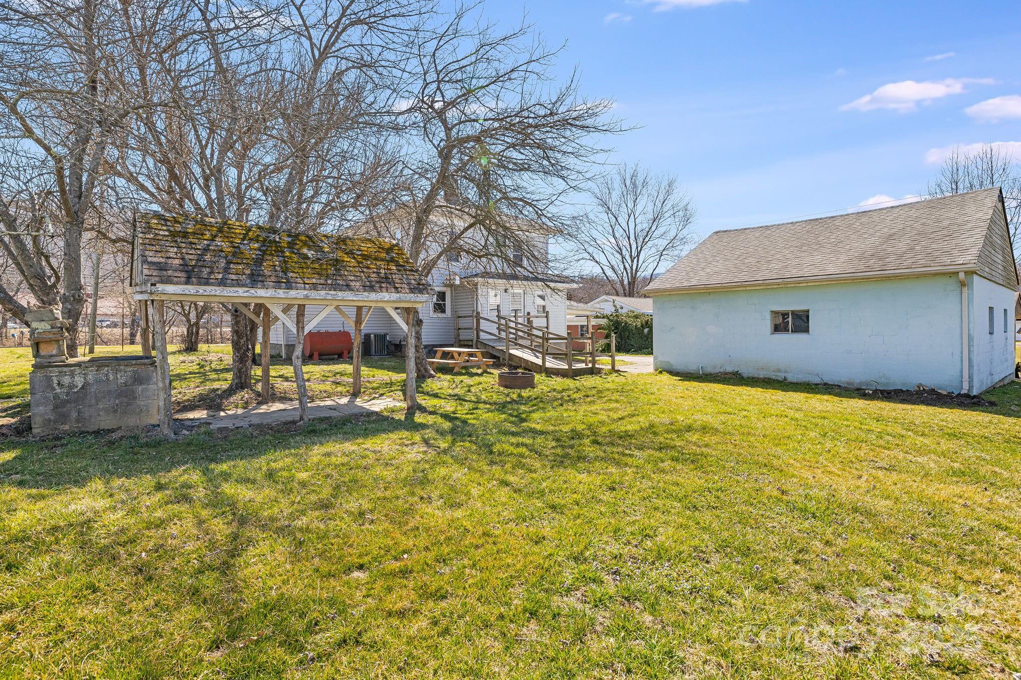 Clyde, North Carolina 28721, United States, 3 Bedrooms Bedrooms, ,2 BathroomsBathrooms,Residential,Under Contract,89127